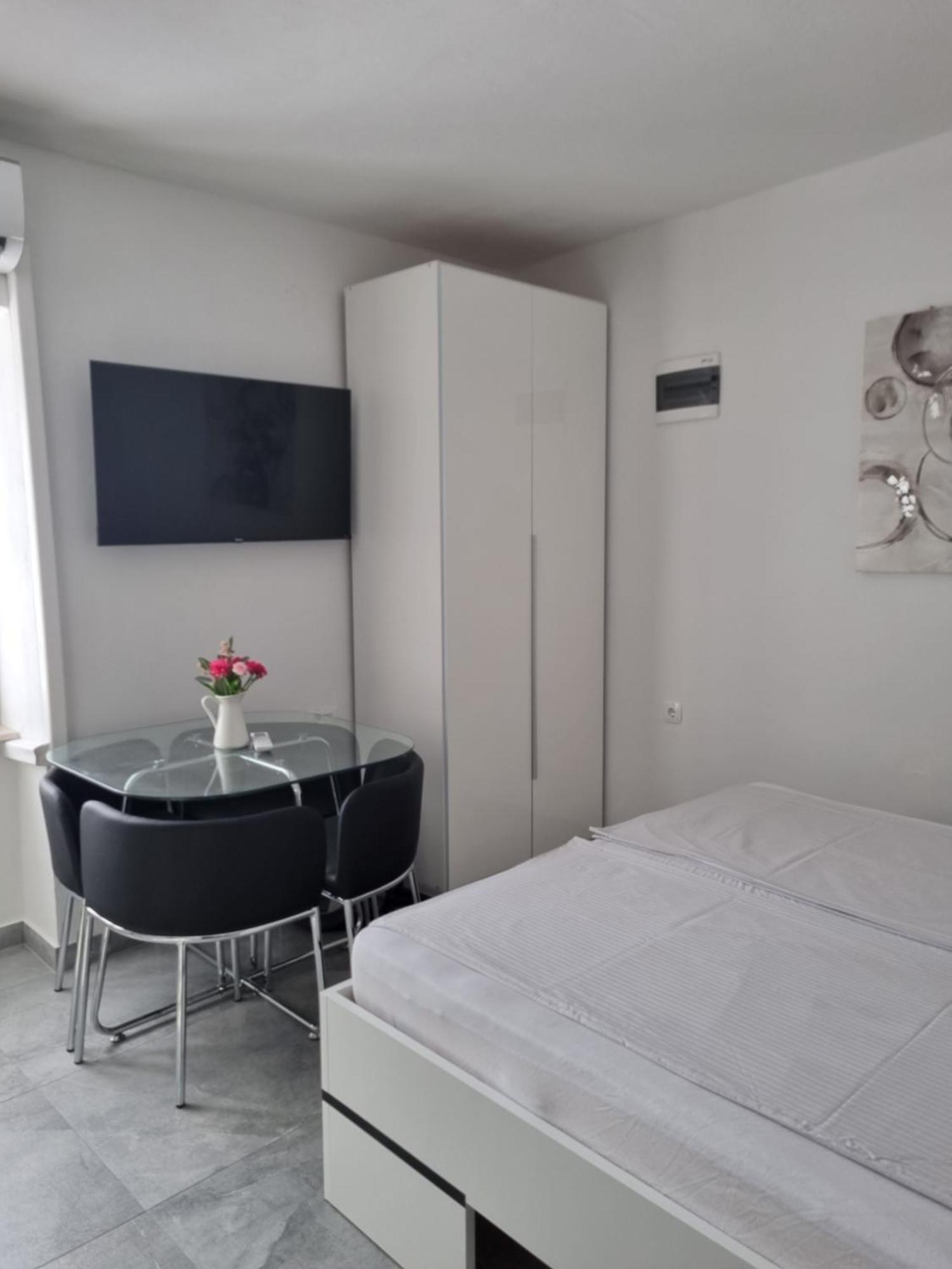 Apartments And Room Vela Senj  Bagian luar foto